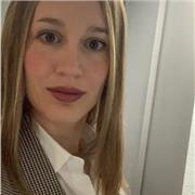 Soy graduada en Historia, y doy clases de historia pero también de apoyo a alumnos de todas las edades en todas las materias